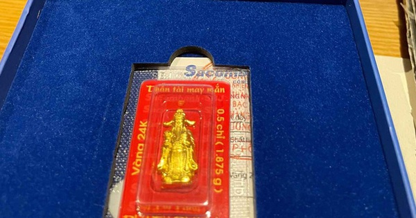 There are big banks that give gold, businesses give away tons of rice, fish sauce, chocolate