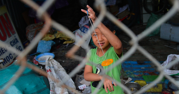 People’s lives next to piles of plastic waste piled up like mountains on the outskirts of Hanoi