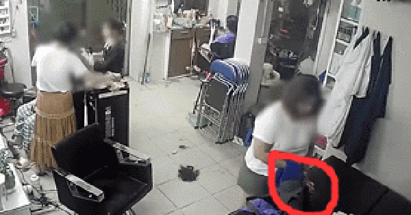 The female customer stole money at the hairdresser, the whole process was humiliatingly recorded by the camera