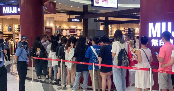 People lined up long since early in the morning, so good and beautiful clothes with great deals from 199k