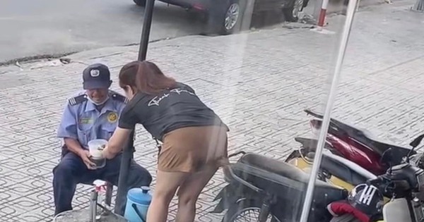 Seeing the security guard sitting and eating white rice at noon, the girl had a sudden action that made people “drop their hearts” continuously.