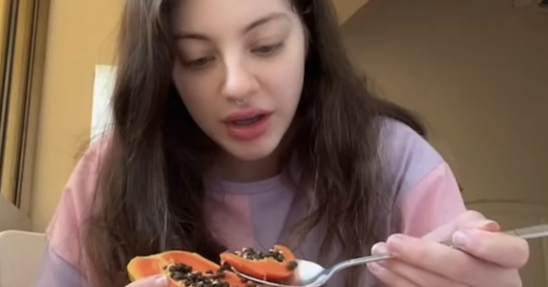 The first time trying papaya, the Western girl ate all the seeds, causing netizens to finish watching 3 funny parts 7 helpless parts