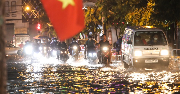 Prolonged heavy rain caused many roads in Ho Chi Minh City to flood
