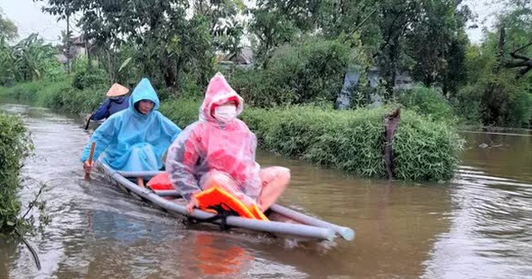 Riding a motorbike on the dike when it rains, the woman fell into the river and died