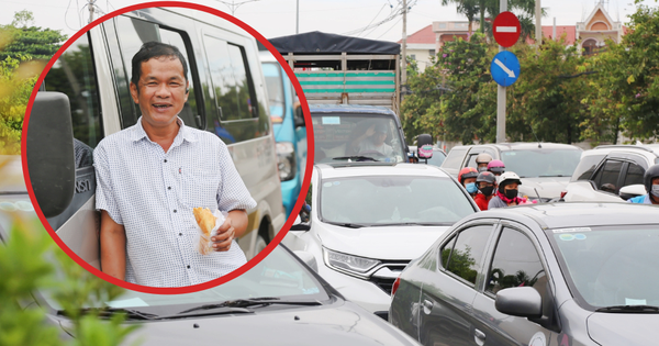 People go to the festival on April 30, the road to Vung Tau is jammed, the driver got off the bus to eat bread for 2 hours and still can’t move.