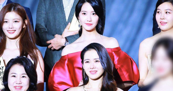 Yoona and Son Ye Jin share the same frame, creating a real-life scene right at the awards ceremony
