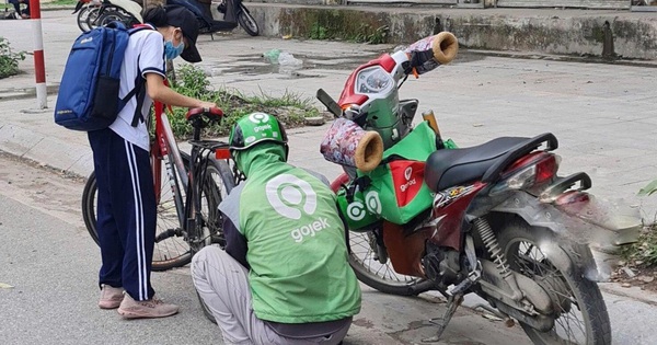 The action of the shipper on the streets of Hanoi made passersby quickly take pictures and share