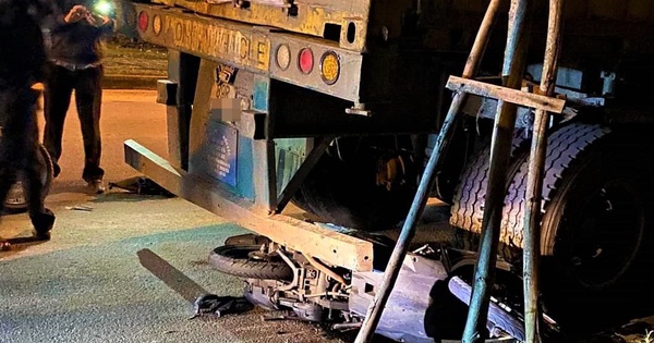 Crashed into a tractor truck, the motorcyclist died tragically