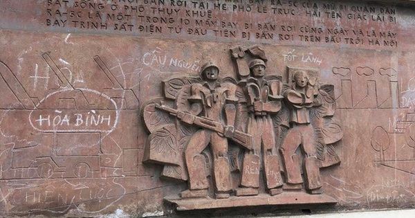 Preserve the bas-relief in the old French building