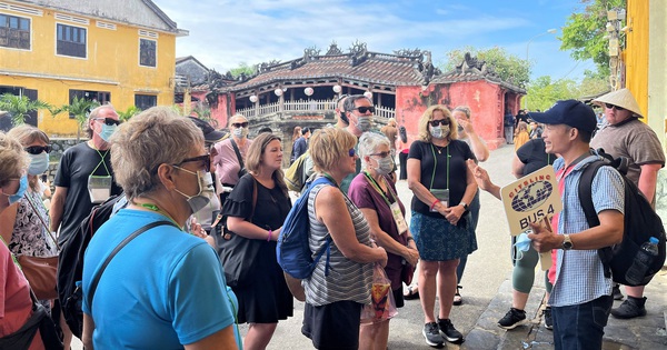 A delegation of more than 100 American tourists visited Hoi An after a 2-year hiatus because of Covid-19