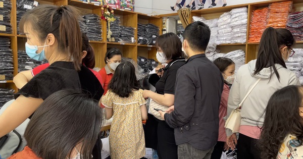 Parents rush to buy school uniforms and school supplies for their children to go to school