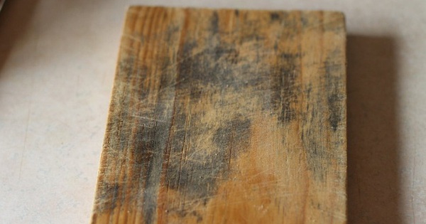 Using chopsticks, moldy cutting boards cause liver cancer