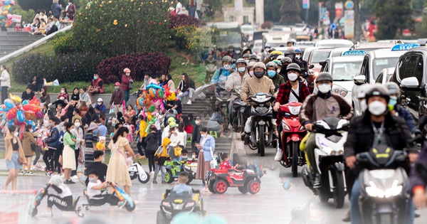 Tourists poured in, many roads were congested