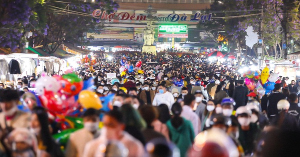 Da Lat night market is crowded with tourists on the occasion of Hung King’s death anniversary