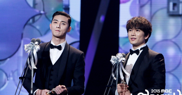 5 best couple “ngang ngược” tại các lễ trao giải phim Hàn: Cặp cuối trêu đùa biên kịch đấy phải không?