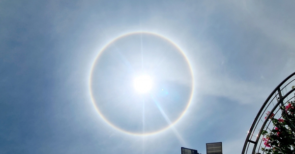 People rush to photograph the sun halo in Lao Cai