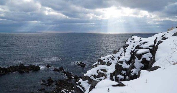 What is the overwhelming scene of the winter land of Hokkaido, watching the sea while playing in the snow?