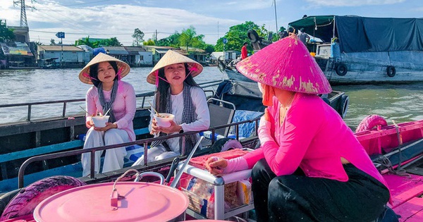 Painted pink boats stand out in the middle of Cai Rang market, the wife and her husband sell vermicelli and sell hundreds of bowls every day