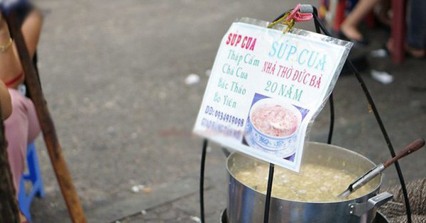 Bearing crab soup for nearly 30 years in the heart of Saigon is known as “the most worth-trying soup”