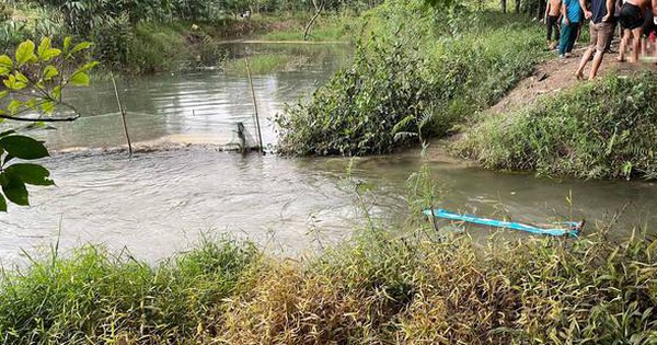 The bodies of 2 boys drowned in the canal in Binh Phuoc were found