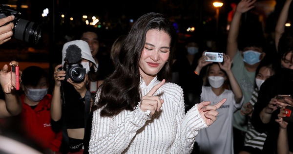 thumbnail - Sau khi Đông Nhi xin lỗi: Lượng nhỏ FC vẫn tới cổ vũ, idol lẫn fan ôm nhau bật khóc