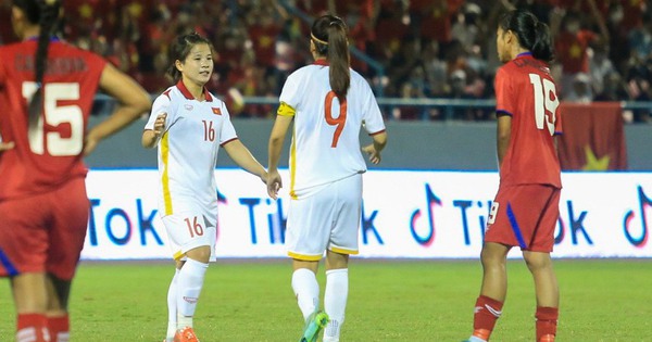 Destroying Cambodia with a rain of goals, the Vietnamese team proudly entered the semi-finals