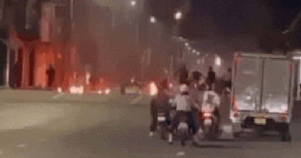 Two groups fight like a movie in Bien Hoa City, with petrol bombs and gun-like explosions