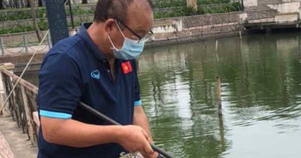 Coach Park took a walk, Dung Quang Nho jogged around the lake