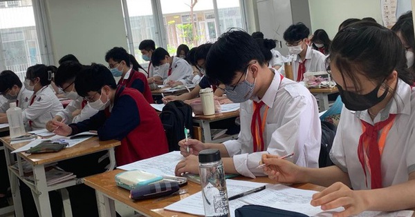 Hanoi students have 4 days to correct errors in their 10th grade exam records
