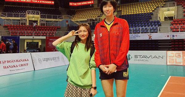 Cheering for the SEA Games, Hoa Minzy posted a photo of her height with Vietnamese volleyball players