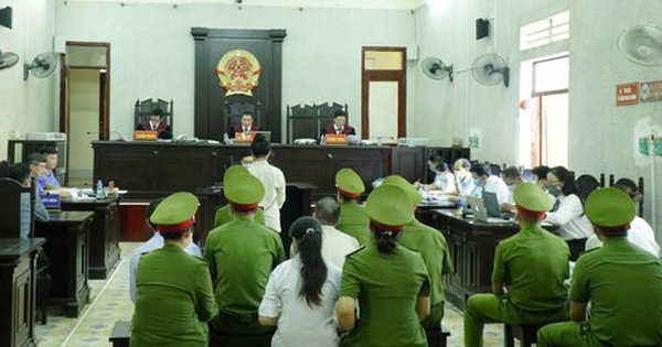 The mother of a female student who delivered chickens in Dien Bien appeared in court for illegal drug trafficking