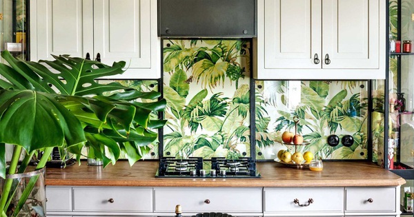 Decorate the kitchen in a tropical style, inspiring a vibrant summer