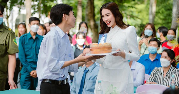 Thuy Tien was “besieged”, was given a salted egg sponge cake by fans when she returned to give a speech in An Giang