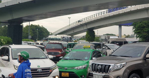 Thousands of vehicles “bury their feet” at the gate of Tan Son Nhat airport because the toll collection software is malfunctioning