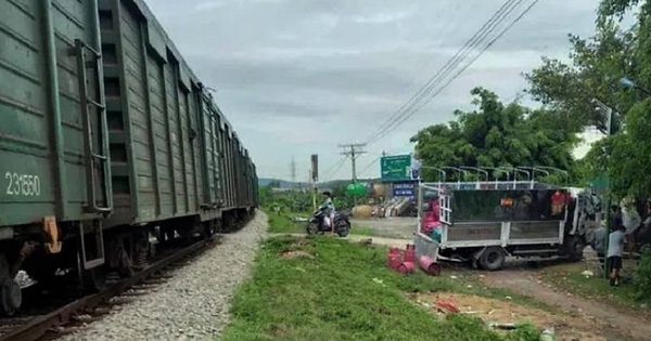 Gas truck was deformed by train, 2 people injured