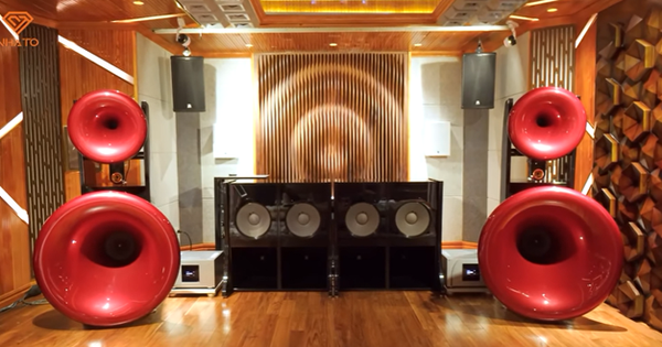 Massive 2-ton speaker set, sharp in every detail, sound comparable to theater