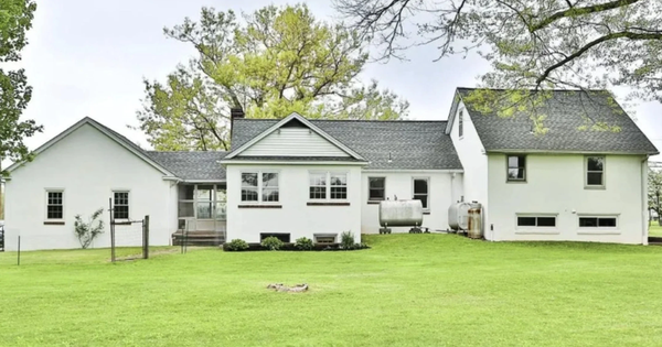 The weird house with the toilet in the middle of the stairs is famous on social networks