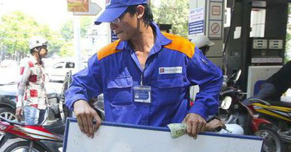 Gasoline price increased by more than 31,000 VND/liter, what taxes and fees do buyers have to pay?