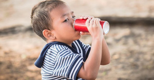 Trẻ dưới 4 tuổi uống loại nước này thường xuyên dễ dậy thì sớm thế nhưng tủ lạnh nhà nào cũng có