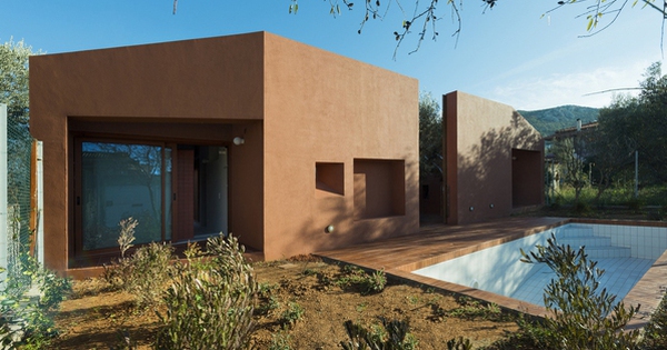 The villa stands out thanks to the “passionate” brick red color