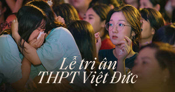 Gratitude ceremony of 12th grade students at Viet Duc School (Hanoi)