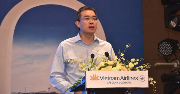 How much is the salary of the President of Vietnam Airlines when the airline is losing more than 1 billion USD?