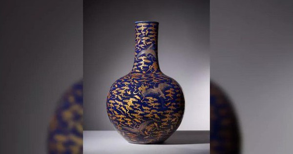 The kitchen corner vase sold at auction for .8 million