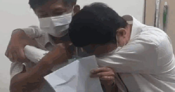 CDC Director Dak Lak hugged staff and sobbed