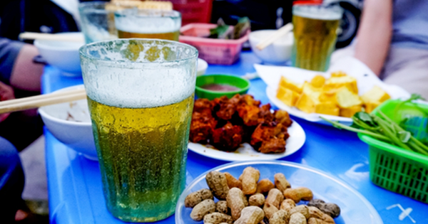 Hanoi draft beer shop “sold money” on a hot day