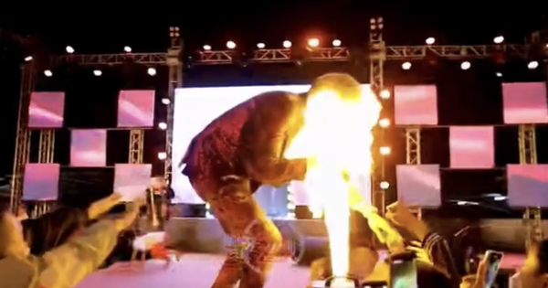1 male singer Vbiz was shot in the face by fire while performing, then the reaction was unexpected
