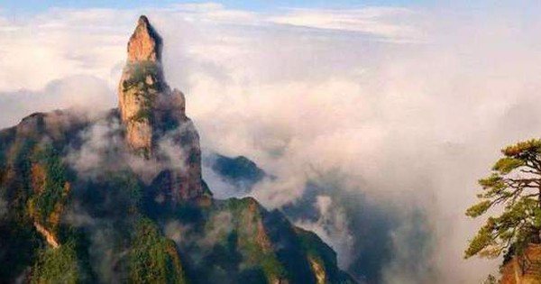 Nearly 1,000m high has the image of Buddha with hands clasped, the scene after the rain is really surprising