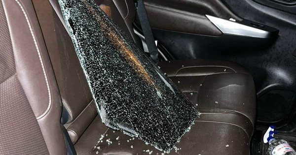 Parked on the side of the road to go to work, the car owner had his glass broken and took away more than 50,000 USD