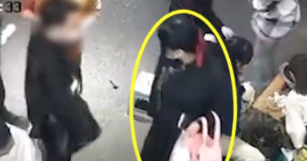 The girl panicked and ran into the restaurant because she was being tailed, the owner’s actions were praised by netizens.