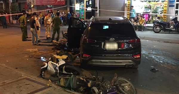 Drunk male driver drove a car into 10 motorbikes, many people were injured lying around